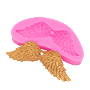 Moule en silicone ailes d'ange rose avec ailes dorées détaillées et texture plumes