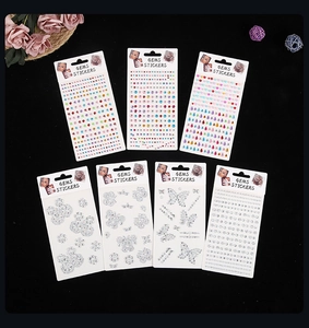 Vue détaillée d'un pack de 7 autocollants en gemmes acryliques pour visage avec fleurs et papillons