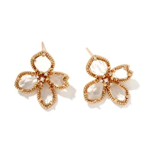 Vue détaillée des boucles fleurs montrant les dimensions 2,6 cm par 2,5 cm