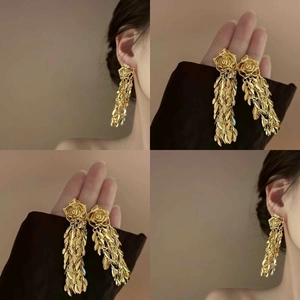 Boucles d'oreilles pendantes à pampilles rose dorée avec design floral métallique raffiné