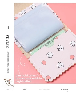 Vue détaillée d'un porte-cartes rose à motif dessin animé avec fentes internes en PVC