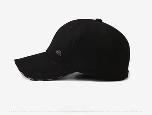 Dettaglio del cappellino da baseball invernale nero con paraorecchie e toppa montagna