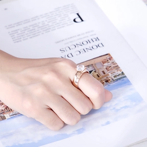 Détail d'une bague en titane or rose avec un grand diamant carré portée à la main