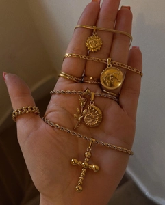 Vue détaillée du lot de colliers plaqués or 18k avec pendentifs soleil et croix
