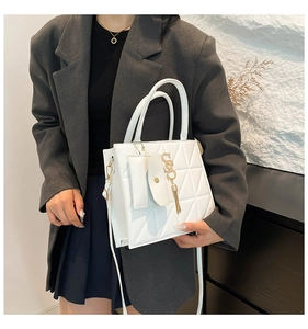 Vue détaillée d'un sac à main blanc en similicuir matelassé avec petit porte-monnaie assorti