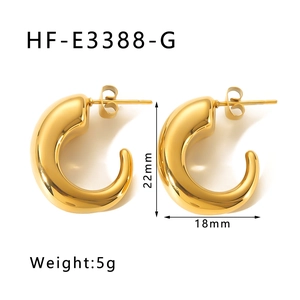 Macro view of C-shape hollow gold earrings with dimensions 22mm x 18mm and 5g weight