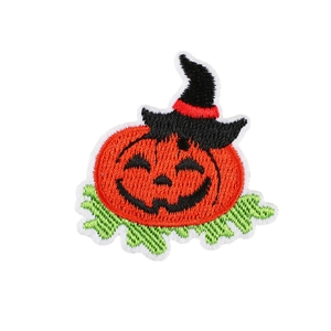 Toppa ricamata con zucca di Halloween con cappello da mago nero e finitura arancione
