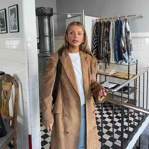 Détail d'un trench-coat en daim marron à double boutonnage avec col à revers classique