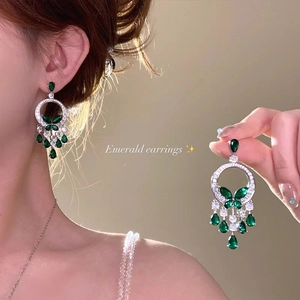 Eleganti orecchini a nappa a farfalla color smeraldo con finitura argento e strass