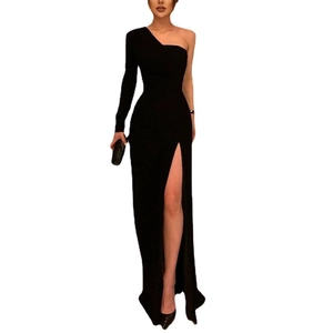 Robe de soirée élégante noire à une épaule, manches longues, fente haute et coupe ajustée