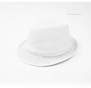 Detailaufnahme des weißen geflochtenen Fedora-Hutes mit atmungsaktivem Netz und Dekoband