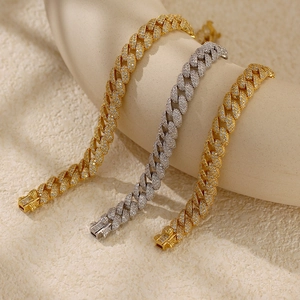Dettagli dei bracciali Cuban Link in oro e argento con pavé completo di diamanti