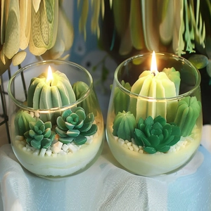 Détail de bougies parfumées en forme de succulentes avec plantes en cire réalistes