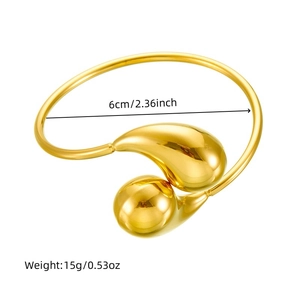 Bracelet jonc ouvert en acier inoxydable doré au design goutte d'eau sur fond blanc