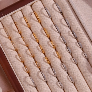 Boucles d'oreilles créoles minimalistes en acier plaqué or 18K et argent avec cristaux