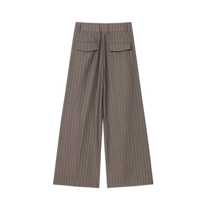 Détail du pantalon large à rayures gris foncé avec deux poches arrière à rabat