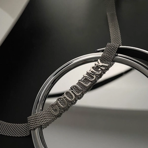 Collier en acier titane maille milanaise avec inscription Good Luck sur chaîne argentée