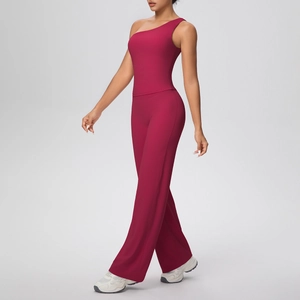 Détail de l'ensemble de yoga magenta avec brassière asymétrique et pantalon de fitness