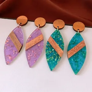 Orecchini marquise in legno e resina con foglia d'oro e accenti di lavanda