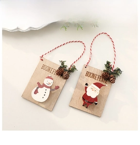 Détail de pinces à photos de Noël en bois avec bonhomme de neige et décorations de Père Noël