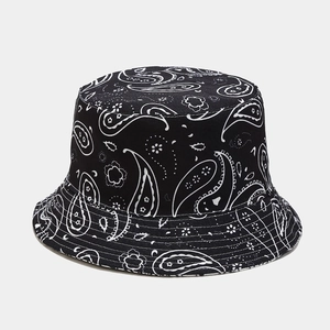 Détail du motif paisley noir et blanc et des coutures parallèles sur le chapeau bob en coton