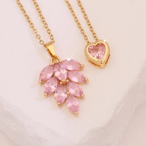 Collier doré avec pendentifs cœur et feuille en zircon rose sur bloc de pierre