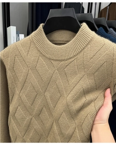 Detailopname van de kaki gebreide trui met ruitpatroon en hoge halslijn afwerking