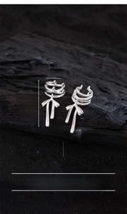 Macro shot of silver ribbon bow ear cuff in silver-plated copper with precise dimensions