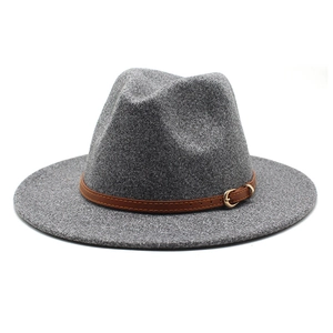 Détail d'un chapeau de jazz en laine avec feutre gris et boucle de ceinture en cuir brun