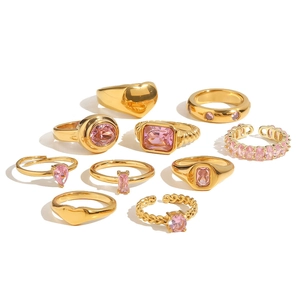 Zehner-Set goldene Moderinge mit rosa Zirkonia-Edelsteinen in verschiedenen Formen
