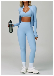 Completo yoga 3 pezzi celeste con giacca a zip, reggiseno sportivo e leggings modellanti