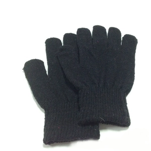 Nahaufnahme schwarzer Strickhandschuhe für den Winter mit warmer Wollstruktur und Bündchen