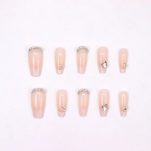 Détail de faux ongles dégradés avec cristaux de papillon 3D et strass brillants