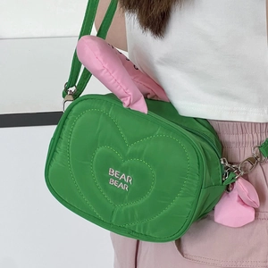 Borsa a tracolla verde in nylon trapuntato con ricamo a cuore e ciondolo di peluche rosa