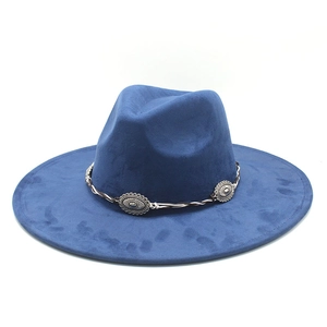 Détail d'un chapeau fedora bleu marine avec ruban ethnique et boucles en argent