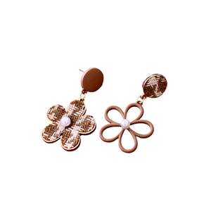 Orecchini asimmetrici a fiore in tessuto scozzese e metallo con perle stile vintage