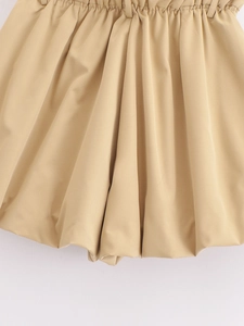 Gros plan sur le short plissé kaki avec ourlet bulle et texture tissée premium