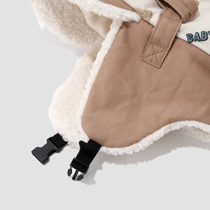 Detailansicht der Wintermütze für Babys aus braunem Cord und weißem Lammfellfutter