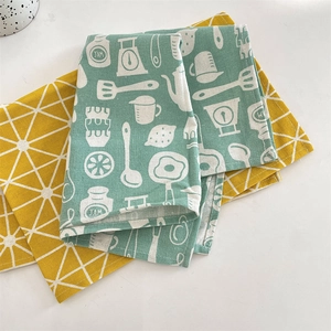 Détail de sets de table aux motifs de cuisine vert menthe et treillis jaune gingembre