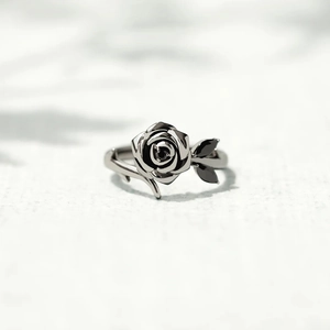 Anello minimalista in argento sterling S925 con rosa nera e design con pietre dure