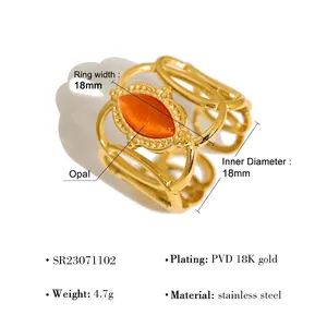 Dettaglio macro dell'anello in acciaio intrecciato con opale arancione incastonato