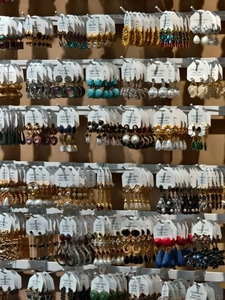Vue détaillée de boucles d'oreilles vintage cœur et goutte avec strass sur présentoir
