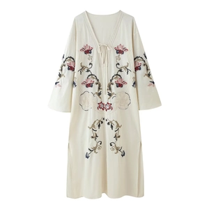 Robe crème à manches longues avec broderie florale et fentes latérales sur fond blanc