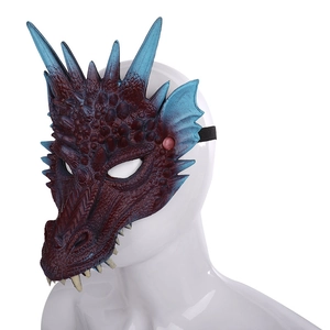 Detalle de máscara de dragón 3D con escamas rojas y azules y banda elástica negra