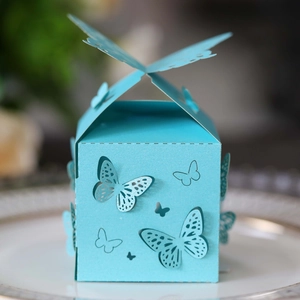 Detail der hellblauen lasergeschnittenen Schmetterlings-Geschenkbox auf Porzellan