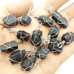Pendentif en cristal de tourmaline noire naturelle avec finition pierre brute irrégulière