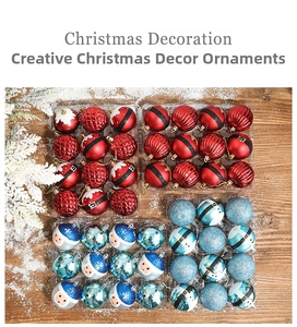Détail du coffret de boules de Noël avec motifs peints du Père Noël et de flocons de neige
