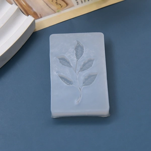 Vista dettagliata dello stampo rettangolare in silicone a foglia per decorazione torte