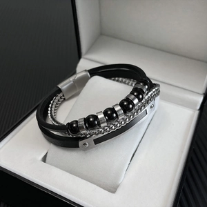 Détail du bracelet multicouche en cuir pour homme avec chaîne en acier et perles en boîte