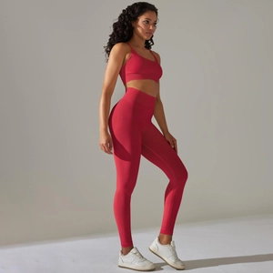 Détail d'ensemble yoga rouge côtelé montrant la taille large et le tissu stretch